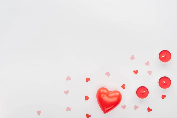 Vista superior de velas rojas y corazones de papel aislados en blanco con espacio de copia, San Valentín concepto de día - foto de stock