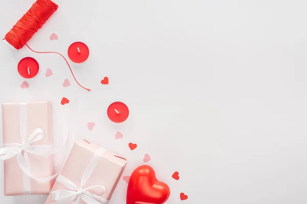 Vista superior de cajas de regalo y decoraciones de San Valentín aisladas en blanco con espacio para copias, concepto de día de San Valentín - foto de stock