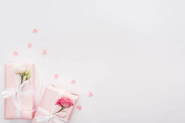 Vista dall'alto di scatole regalo e cuori di carta isolati su bianco con spazio di copia — Stock Photo