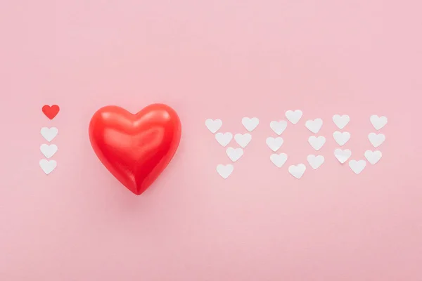 Fundo com 'eu te amo' letras feitas de corações de papel isolado em rosa, st Valentine conceito dia — Fotografia de Stock