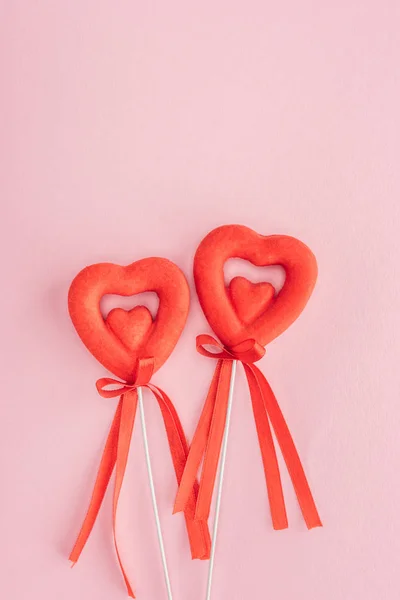 Top view of heart shaped valentines decorations isolated on pink with copy space, st valentines day concept — Stock Photo
