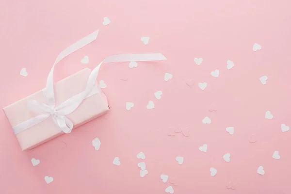 Background of gift box and paper hearts isolated on pink — Stock Photo
