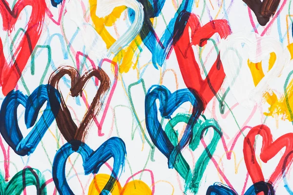 Фон барвистих пофарбованих сердець на білому тлі — стокове фото