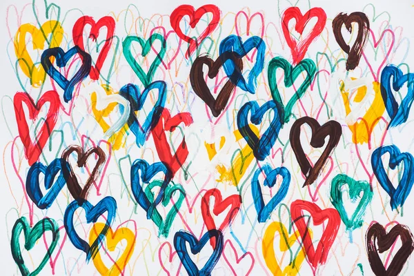 Фон абстрактних барвистих пофарбованих сердець на білому тлі — стокове фото
