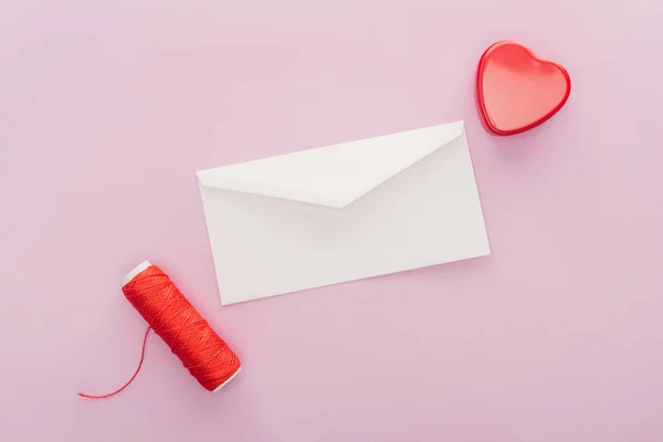 Vue du haut de l'enveloppe et boîte cadeau en forme de coeur isolé sur rose, concept Saint-Valentin st — Photo de stock