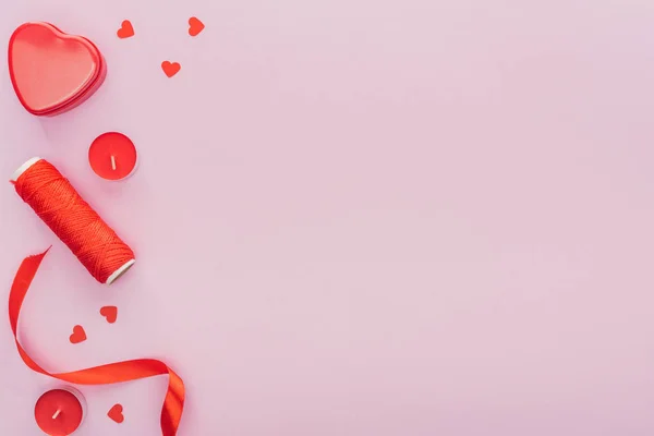 Vista superior de corazones de papel, hilo y velas aisladas en rosa con espacio de copia, San Valentín concepto de día - foto de stock