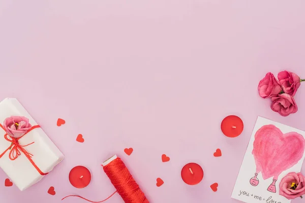 Vista superior de corazones de papel, cinta y tarjeta de felicitación aislados en rosa con espacio para copiar, San Valentín concepto de día - foto de stock