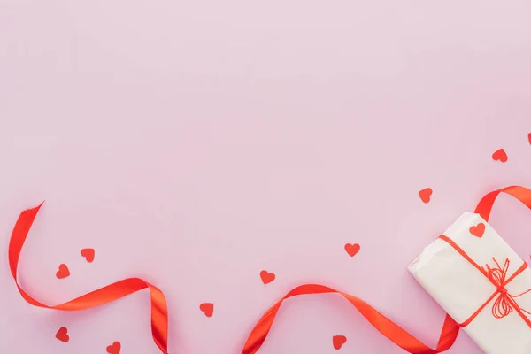 Vista superior de corazones de papel y caja de regalo aislado en rosa con espacio de copia, San Valentín concepto de día - foto de stock