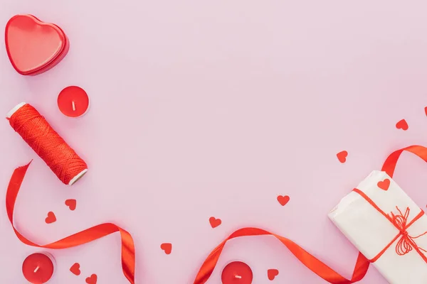 Vue du haut des coeurs en papier et des décorations de Saint-Valentin isolés sur rose avec espace de copie, concept de Saint-Valentin — Photo de stock