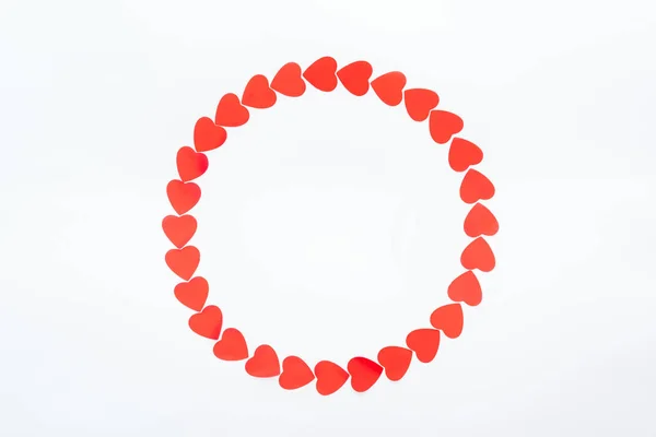 Vue du dessus du cadre rond fait avec des coeurs en papier rouge isolés sur blanc, concept St Valentin — Photo de stock