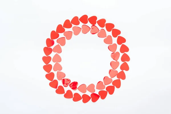 Vue du dessus du cadre rond fait avec des coeurs en papier rouge isolés sur blanc, concept St Valentin — Photo de stock