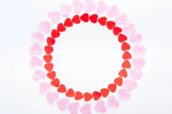 Vue du dessus du cadre rond fait de coeurs en papier rouge et rose isolés sur blanc, concept St Valentin — Photo de stock