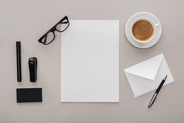 Draufsicht auf Bürobedarf und Tasse Kaffee auf grauem Hintergrund — Stockfoto