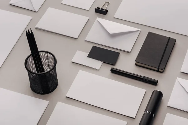 Couché plat avec fournitures de bureau blanches et noires sur fond gris — Photo de stock