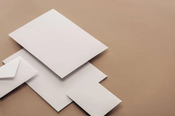 Enveloppe, carte et feuilles de papier avec espace de copie — Photo de stock