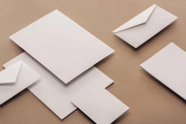 Hojas vacías de papel, sobres y tarjetas con espacio para copias - foto de stock