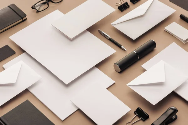 Flat lay com óculos, folhas de papel, cartões, caneta, cadernos, grampeador e clipes de papel — Fotografia de Stock