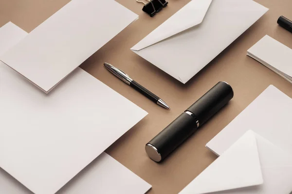 Envelopes, caneta, clipe de papel, estojo e folhas de papel com espaço de cópia — Fotografia de Stock