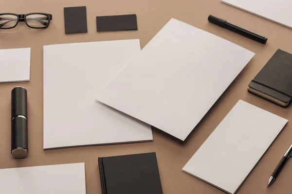 Flat lay com cartões, caderno, óculos, caneta marcador, caso, folhas de papel caneta — Fotografia de Stock