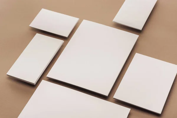 Acostado plano con hojas vacías de papel y tarjetas - foto de stock