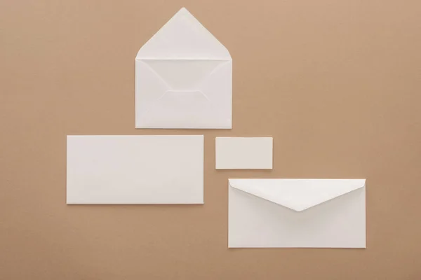 Vue du dessus des enveloppes, des cartes et des feuilles de papier — Photo de stock