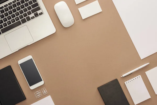 Top view of laptop, smartphone, pen, computer mouse, cards and notebook — Stock Photo