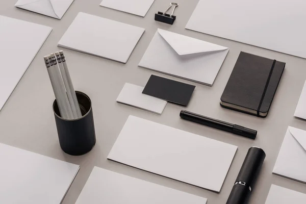 Flat lay com envelopes, cartões, lápis, notebook, caso, clipe de papel e marcador — Fotografia de Stock