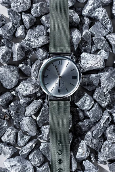 Vista superior de reloj metálico con manecillas de reloj en piedras - foto de stock