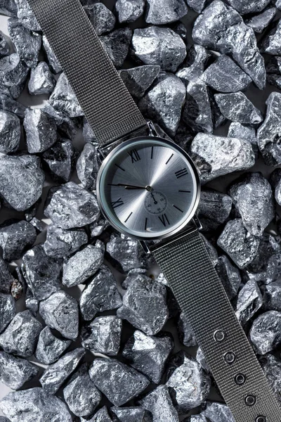 Vue de dessus de la montre grise avec aiguilles d'horloge sur les pierres — Photo de stock