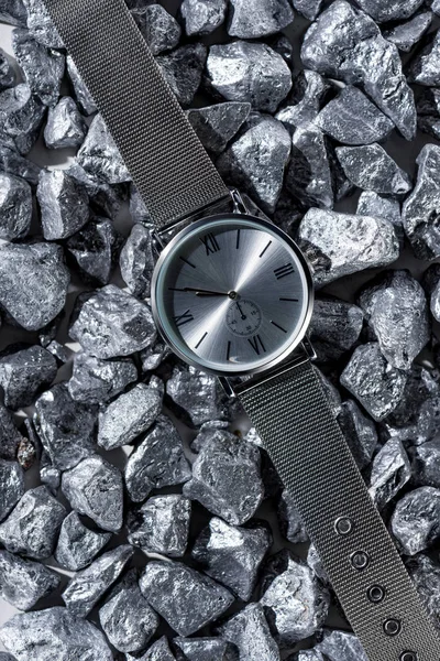 Vista superior del reloj gris con las agujas del reloj en las piedras - foto de stock