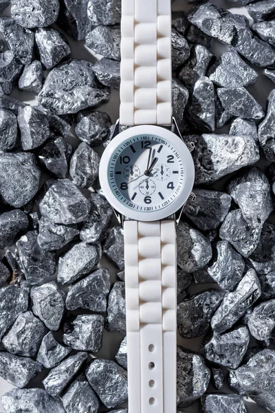 Vista superior del reloj blanco con las agujas del reloj en las piedras - foto de stock