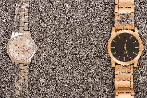 Vista superior de relógios de luxo deitado na areia dourada — Fotografia de Stock