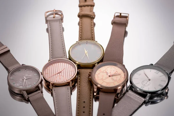 Enfoque selectivo de relojes de pulsera de lujo sobre fondo gris - foto de stock