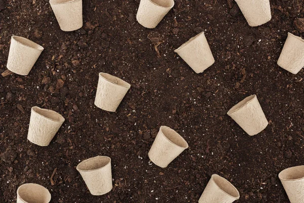Blick von oben auf gebrauchte Pappbecher auf dem Boden, Naturschutzkonzept — Stockfoto