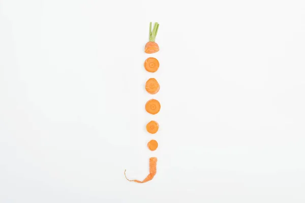 Top view of fresh raw ripe carrot slices arranged in vertical row isolated on white — Stock Photo