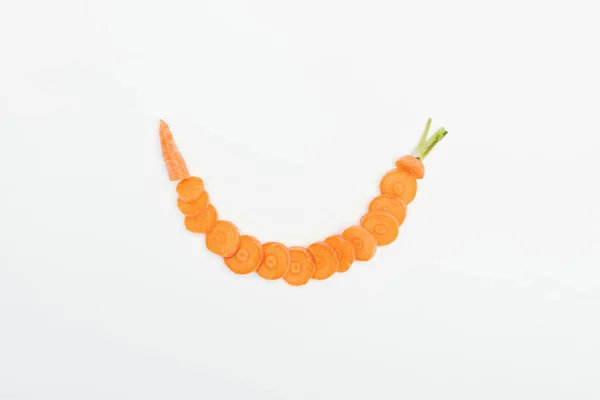 Верхний вид спелых сырых ломтиков моркови, расположенных в дуговой линии изолированы на белом — стоковое фото