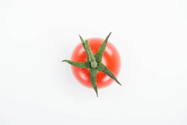 Vue de dessus de tomates juteuses mûres rouges fraîches isolées sur blanc — Photo de stock