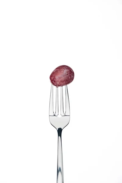 Bacca d'uva fresca matura intera su forchetta isolata su bianco — Foto stock