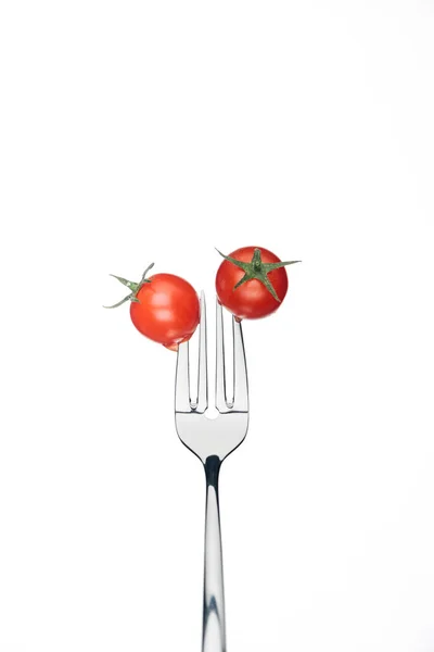 Tomates cereja inteiros vermelhos frescos em garfo isolado em branco — Fotografia de Stock