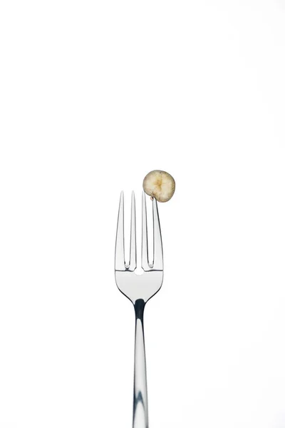 Bacca d'uva fresca matura su forchetta isolata su bianco — Foto stock