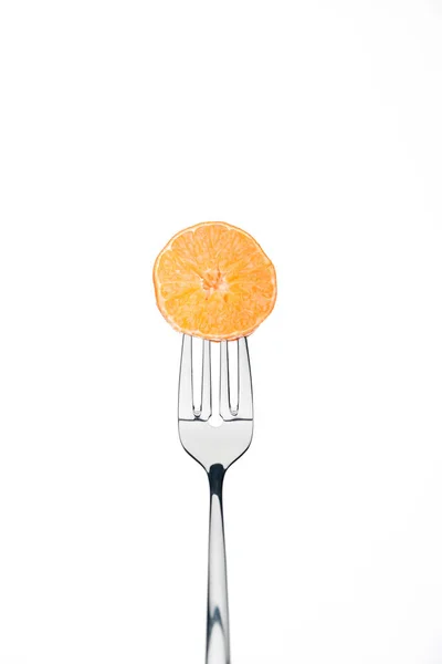 Círculo rebanada de mandarina jugosa fresca en tenedor aislado en blanco - foto de stock