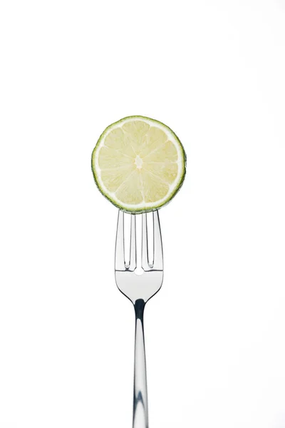 Círculo fatia de limão fresco maduro suculento em garfo isolado em branco — Fotografia de Stock