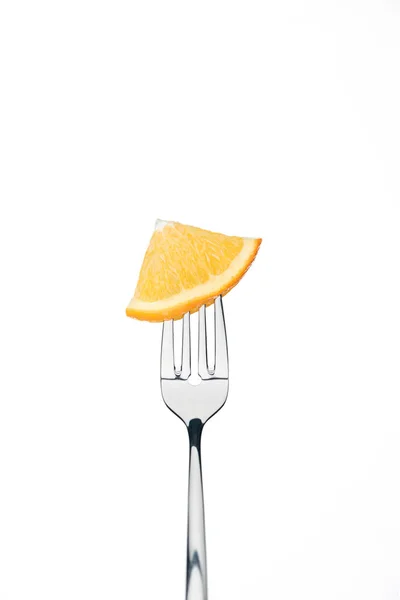 Quarto di fetta di arancia fresca matura succosa su forchetta isolata su bianco — Foto stock