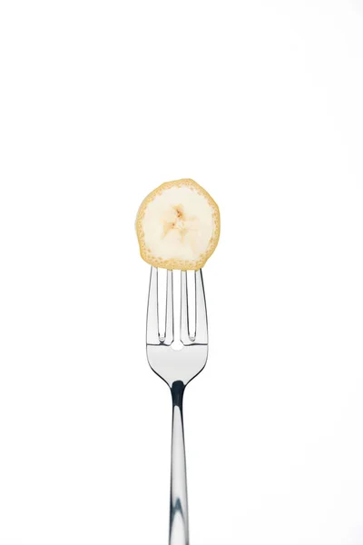 Tranche de banane douce fraîche sur fourchette isolée sur blanc isolé sur blanc isolé sur blanc — Photo de stock