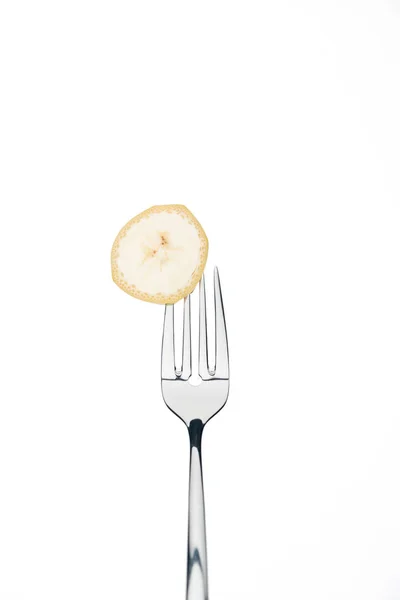 Круг ломтик свежего сладкого банана на вилке изолированы на белом изолированы на белом изолированы на белом — стоковое фото