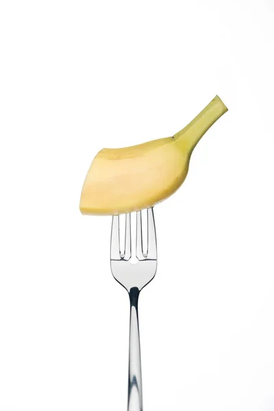 Die Hälfte der frischen süßen Banane auf der Gabel isoliert auf weiß — Stockfoto