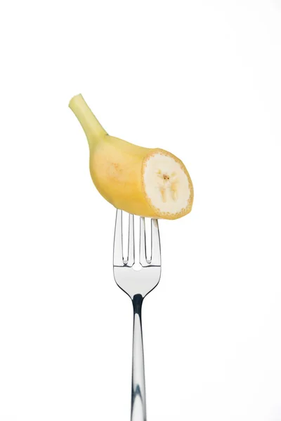 Stück frische süße Banane auf Gabel isoliert auf weiß — Stockfoto