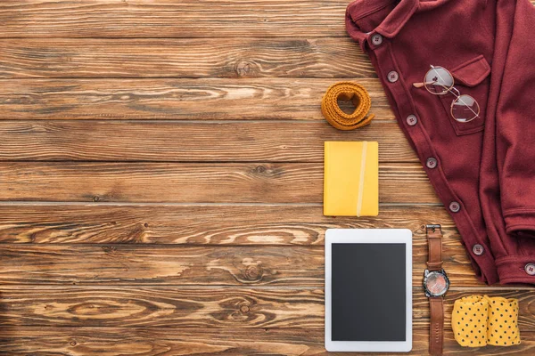 Vue du dessus de chemise, tablette numérique et accessoires décontractés sur fond en bois — Photo de stock