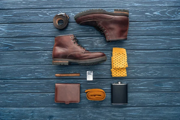 Pose plate avec des chaussures, un cigare et un ballon de hanche sur fond en bois — Photo de stock