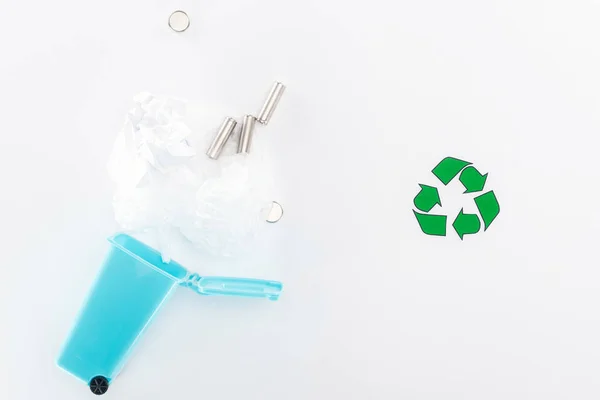 Top view of blue toy trashcan, batteries, paper and recycling sign — Stock Photo